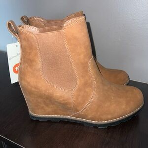 Universal Thread Tan Wedge Chelsea Booties